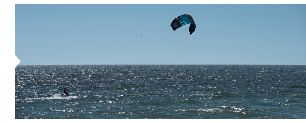 Uma das maiores vantagens do Barlavento Algarvio são as excelentes condições para a prática de atividades náuticas baseadas no vento como a vela ou windsurf ou que as que tiram partido da conjugação do vento com as ondas, como é o caso do kitesurf.