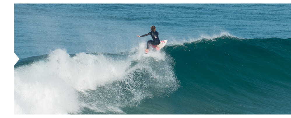 A configuração da costa e a dinâmica oceanográfica proporcionam um dos melhores hotspots de surf do mundo.